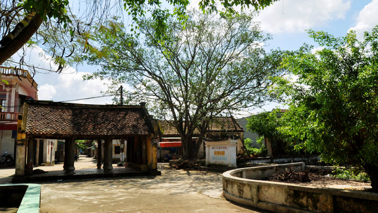 Làng ươm tơ Cổ Chất